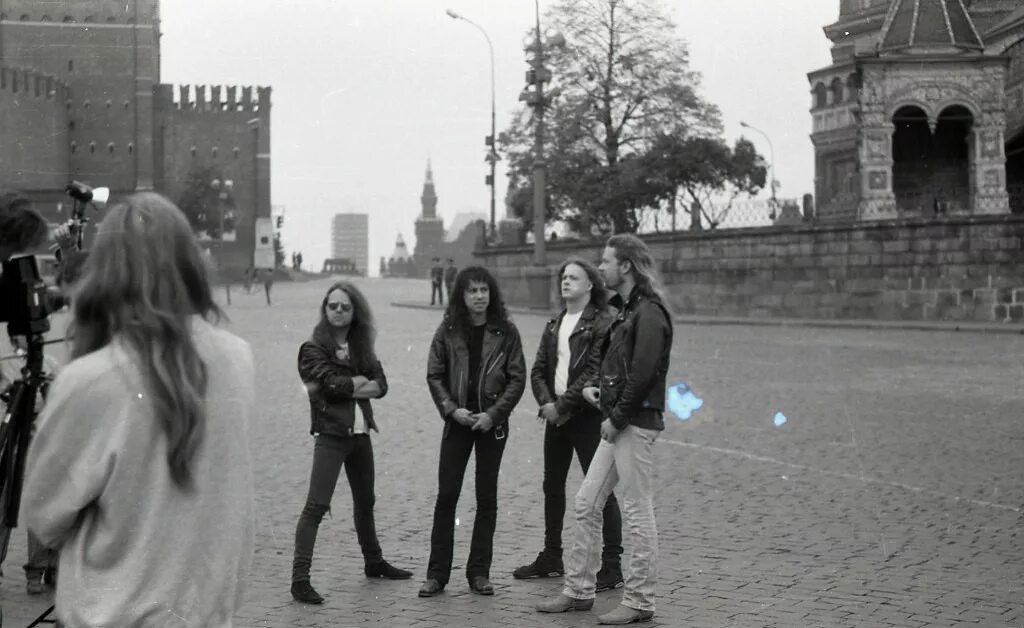 Металлика в тушино 1991. Последний концерт виктора цоя в лужниках 1990. Пол маккартни в москве 2003. Jason newsted 1989. Цой концерт в олимпийском 1990.