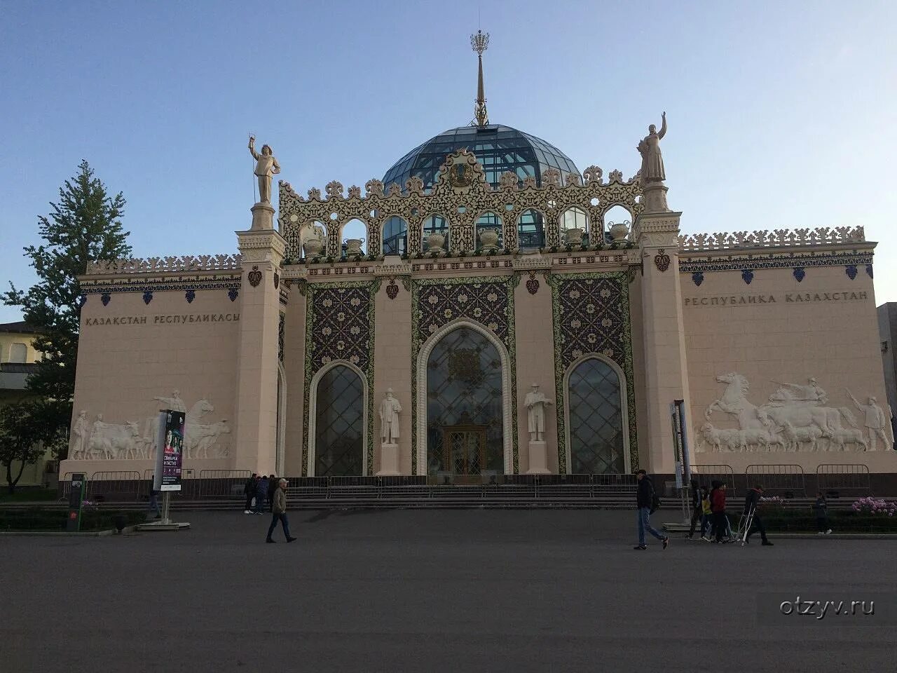 Какие животные изображены на павильоне казахстан вднх. Павильон казахстан. вднх казахстан. павильон казахстан внутри. павильон казахстан на вднх концертный зал.