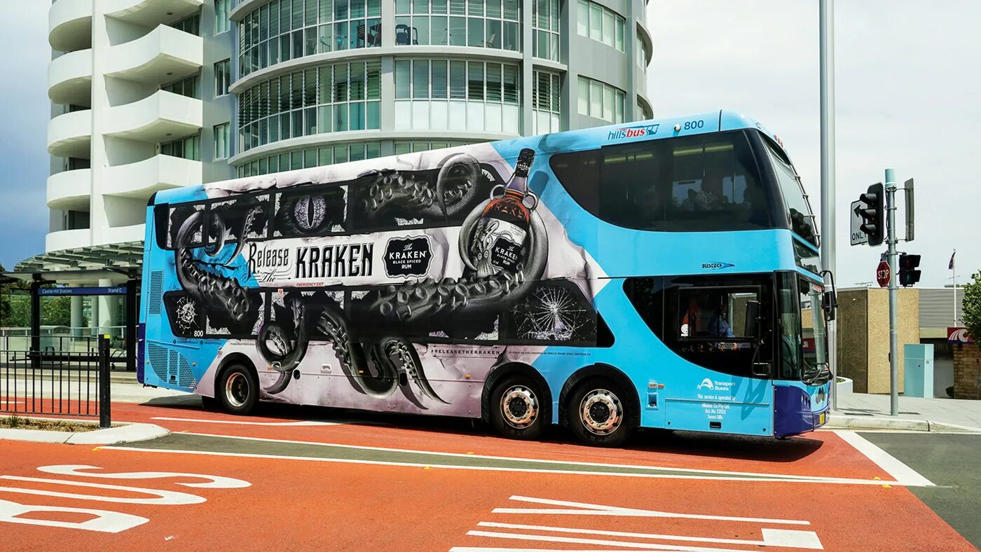 Реклама кракена на автобусе