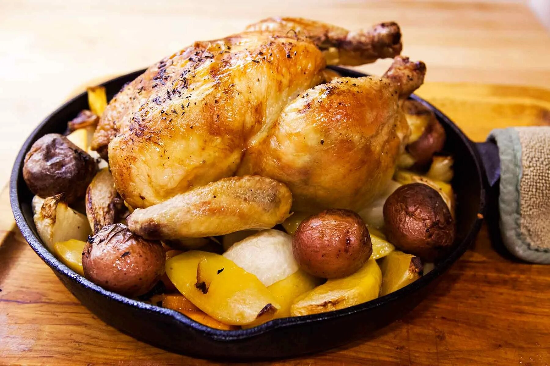 Курица гриль. Жареная курица. Курица гриль с картошкой. Цыпленок с картофелем.