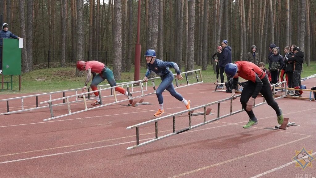 Пожарно спасательный спорт рязань. Соревнования по пожарно-спасательному спорту 2022 в Бресте. Штурмовая лестница соревнования. Соревнования подростков по пожарно-спасательному.