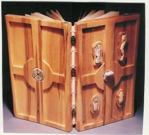 Скетчбук а4 книга. Необычные обложки книг. Резьба по книгам. Необычные книжные обложки. Креативные книжные обложки.