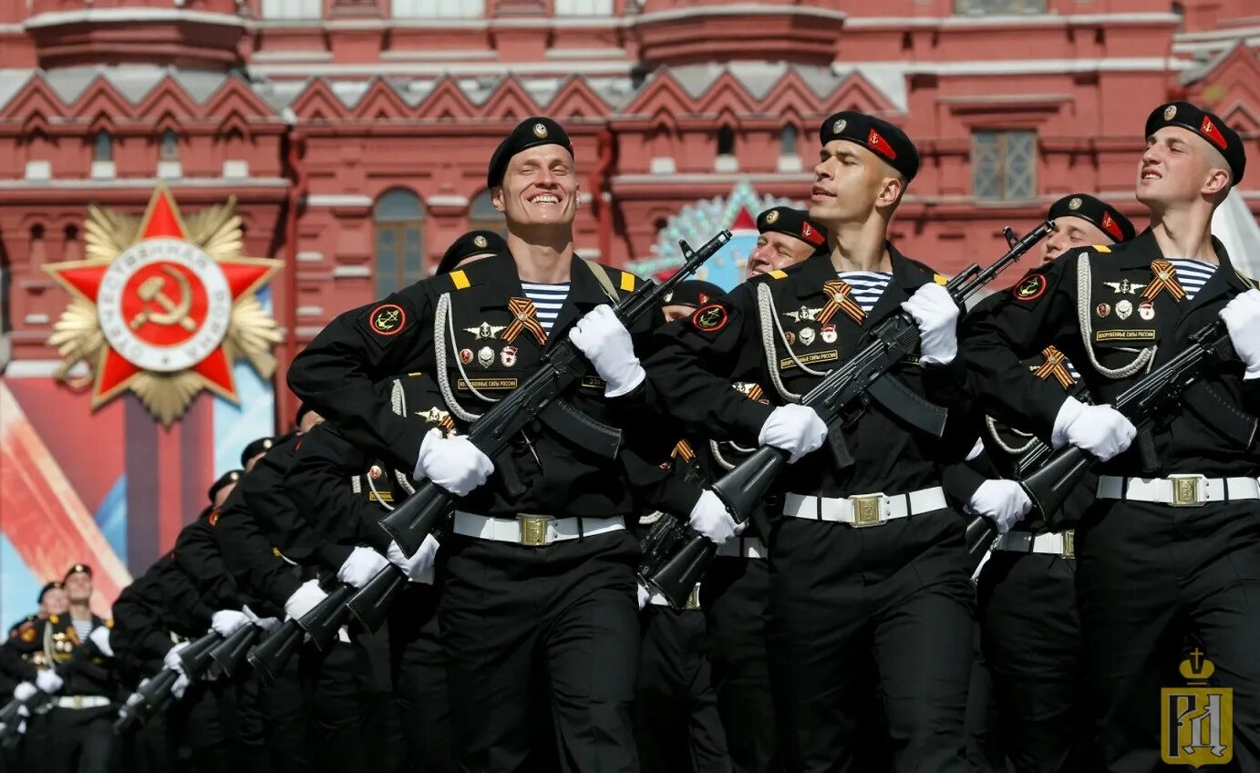 Солдаты на параде. Морская пехота на параде. Войска на параде Победы. Военный парад РФ. Почему в россии 9 мая