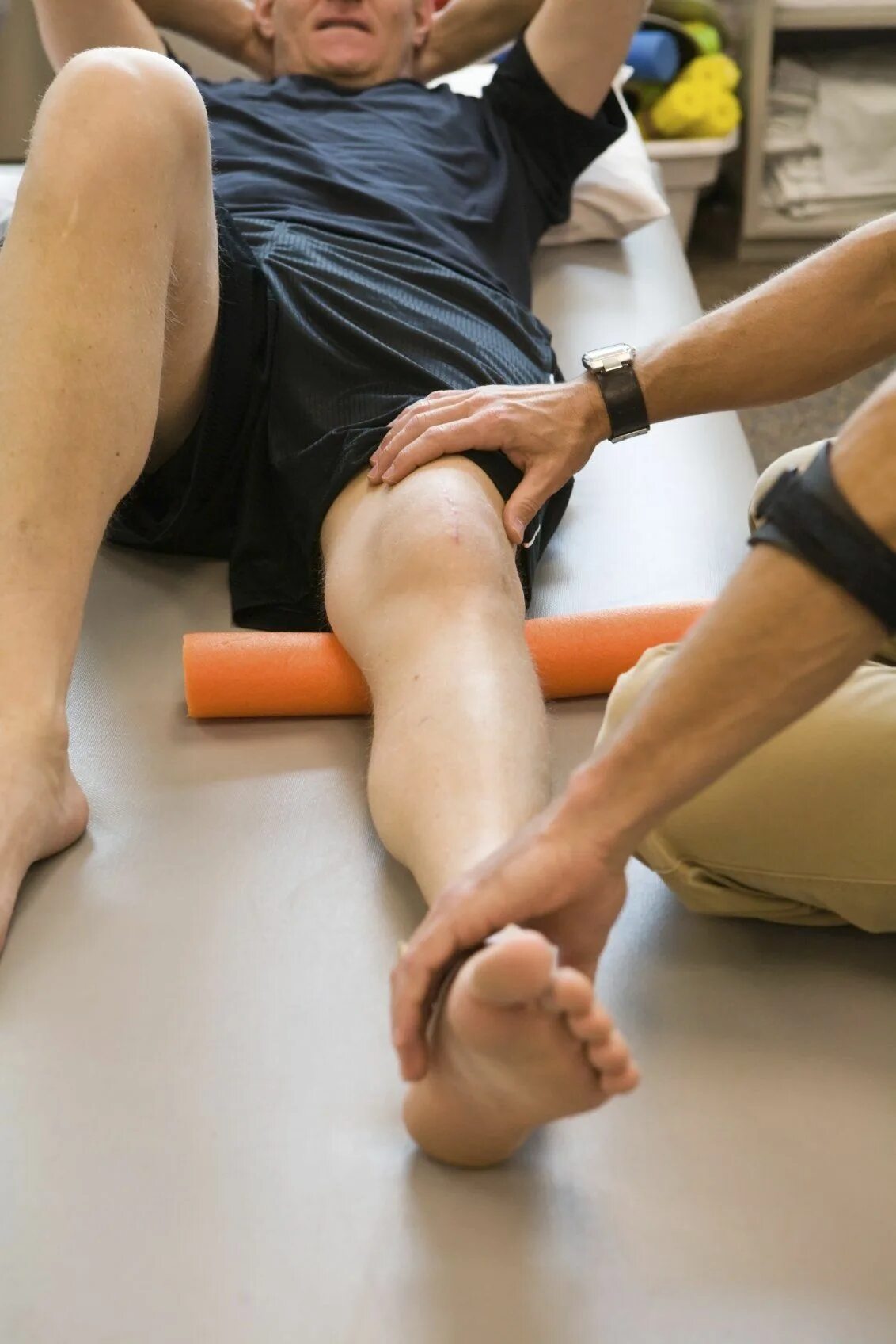 Реабилитация коленного сустава. Массаж ног. Массаж ноги после инсульта. Массаж при инсульте реабилитация.
