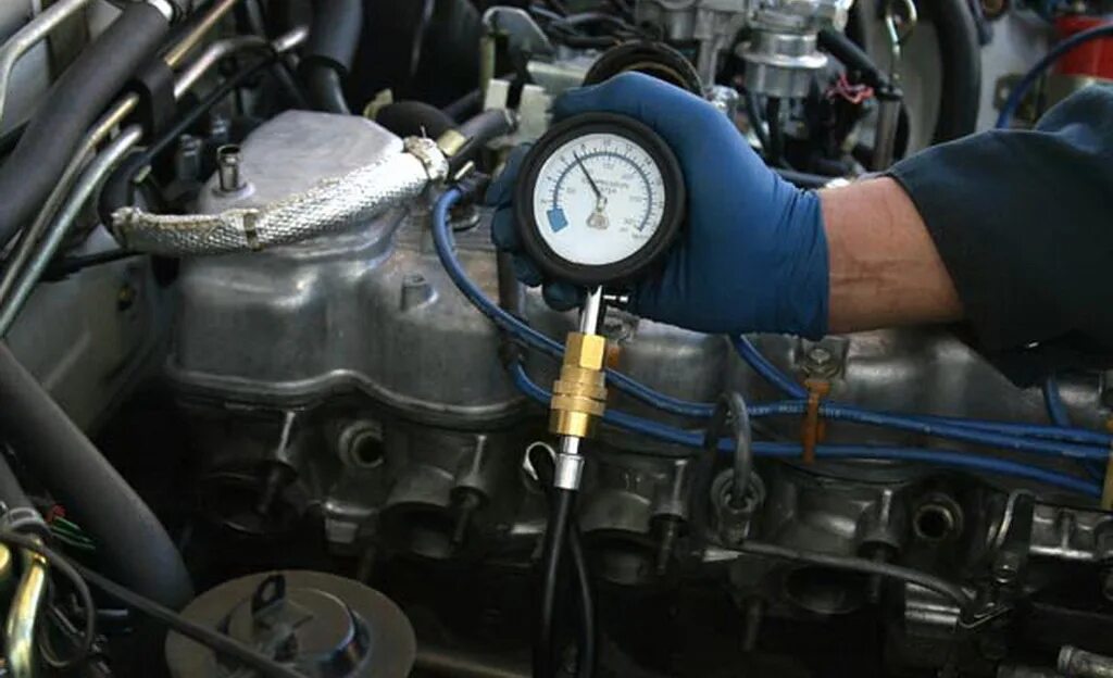 Правильный замер компрессии. Измерение компрессии в цилиндрах дизельного двигателя д-240. Замер давления масла ВАЗ 2112. Измеритель давления сжатия дизельного двигателя. Замер компрессии Скания 5.