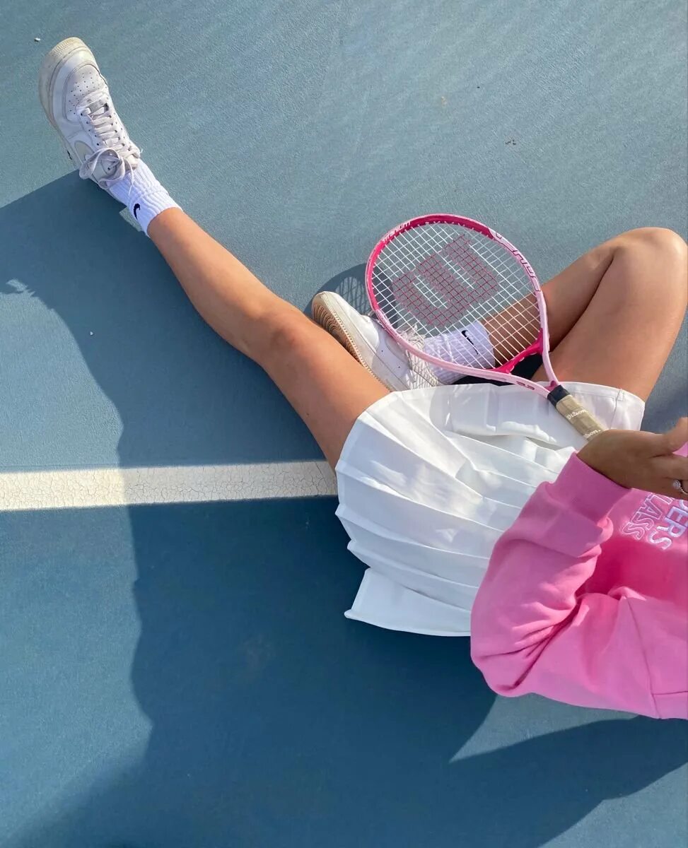 Фотосессия на теннисном корте. Большой теннис. Девушки в теннисных юбках. Теннисистки в юбках. Теннисный образ