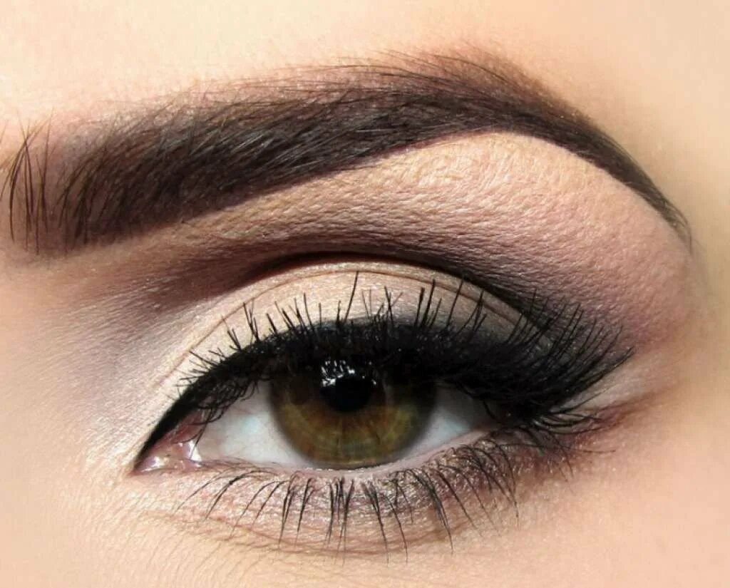 Смоки айс на нависшее веко. Смоки айс для нависшего. Макияж смоки для нависшего века. Нюдовый макияж смоки айс. Смоки айс макияж для карих с нависшим веком.