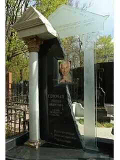 Стеклянный памятник