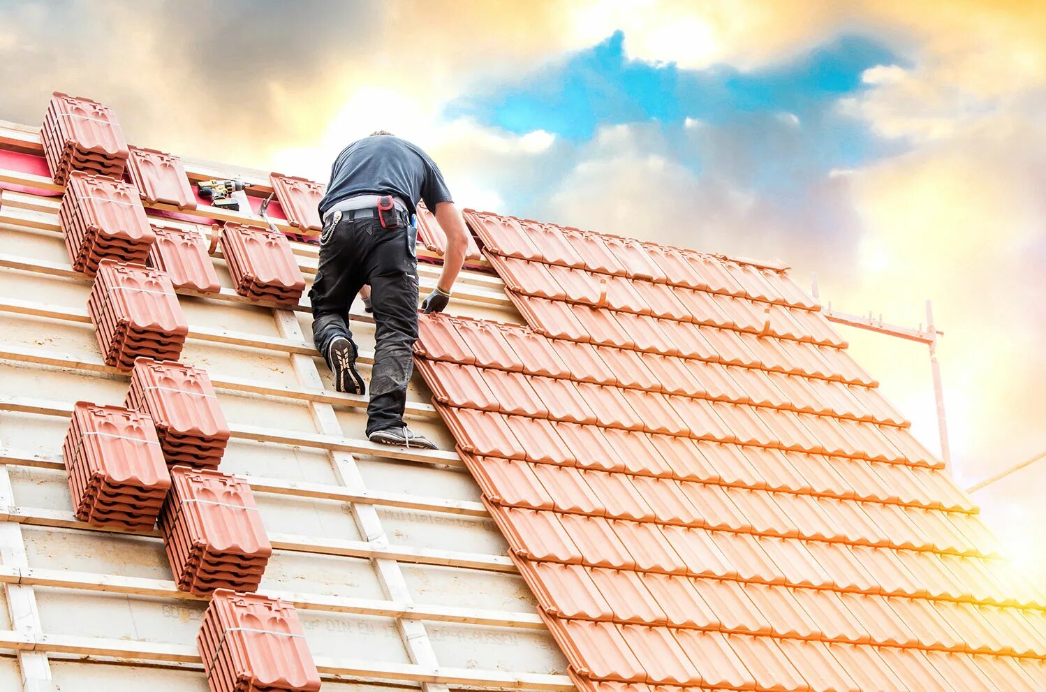 Реконструкция кровли. Кровля крыши. Монтаж кровли. Кровельщик на крыше. Кровельщик года.