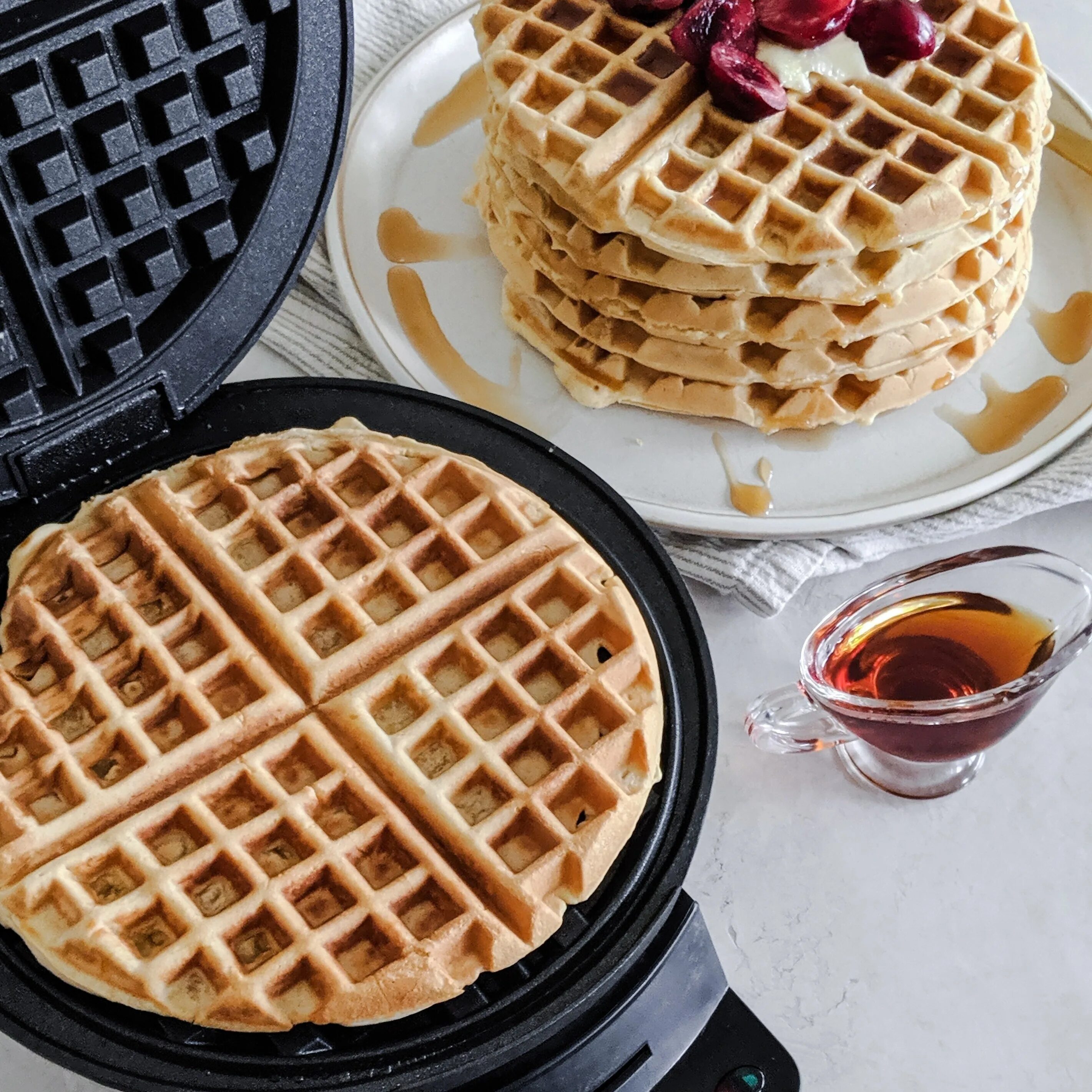 Waffle maker's. Cuisinart вафельница. Вафельница для венских вафель. Вафли в вафельнице. Венские вафли в электровафельнице.