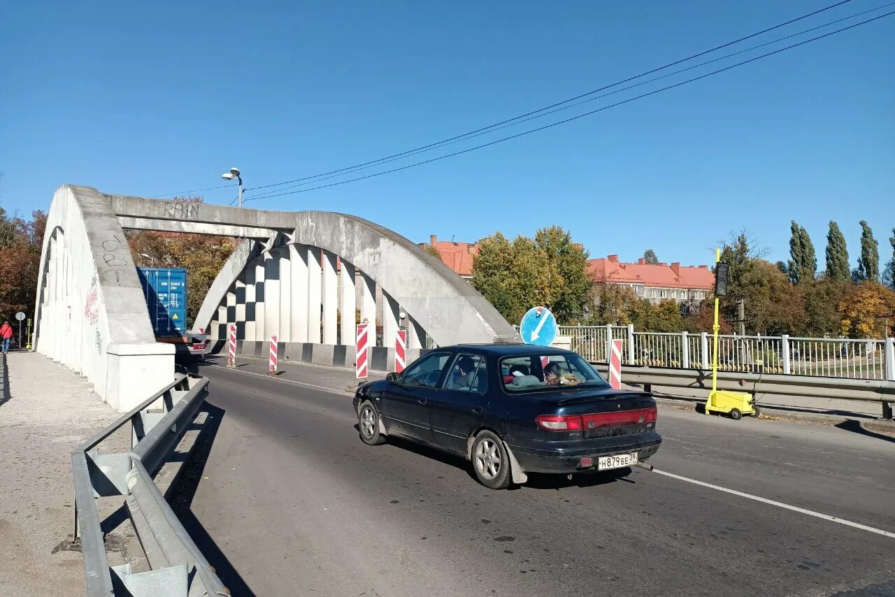 Реверсивное движение в Калининграде. Реверсивное движение на мосту. Мост в Калининграде. Мост СПБ С реверсивным движением.