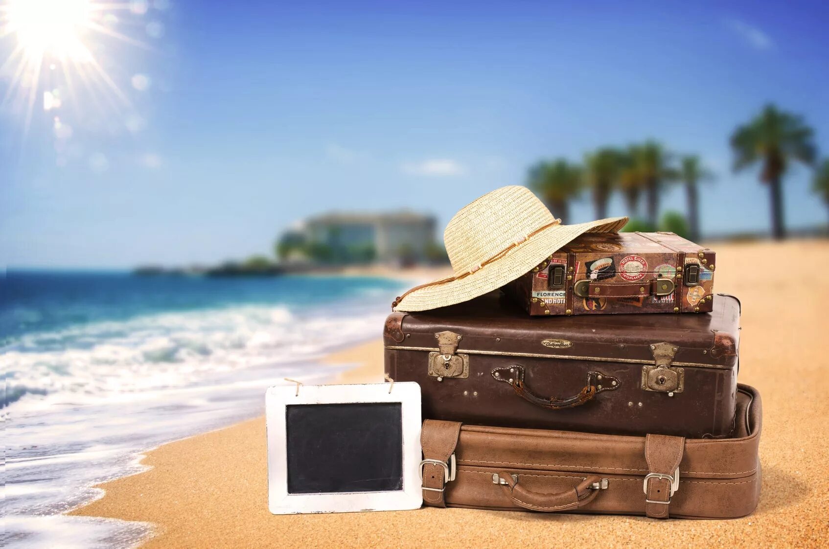 Travel de. Чемодан на пляже. Чемодан для путешествий. Отпуск чемодан. Отдыхающие с чемоданами.
