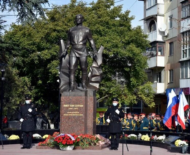 Памятник К.А. Треневу в Симферополе (Крым): история, как добраться, фото - Гид К