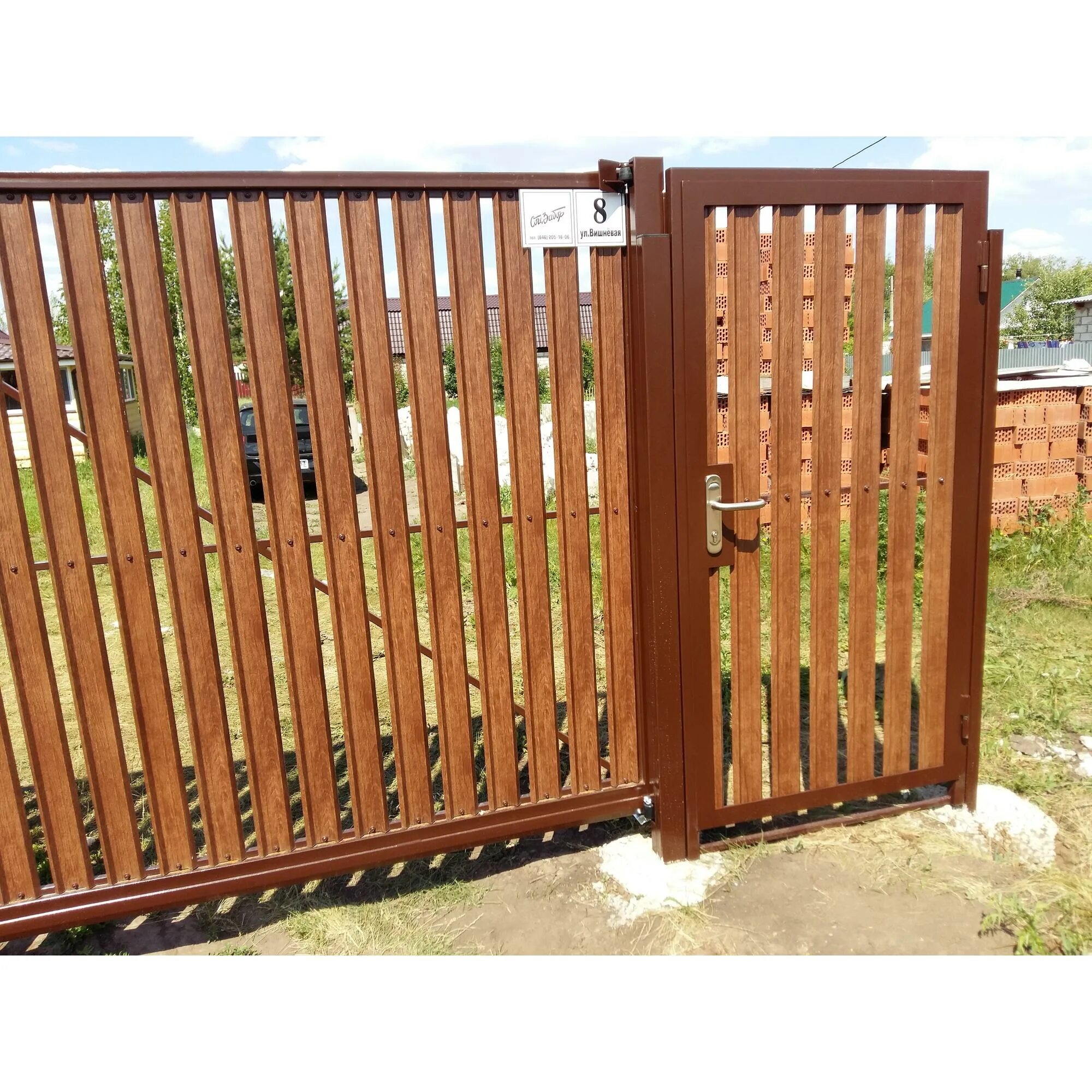 Заборы из евро штафетника. Ворота из евроштакетника с калиткой. Калитка из штакетника. Откатные ворота евроштакетник. Ворота и калитка 2 в 1 из евроштакетника.
