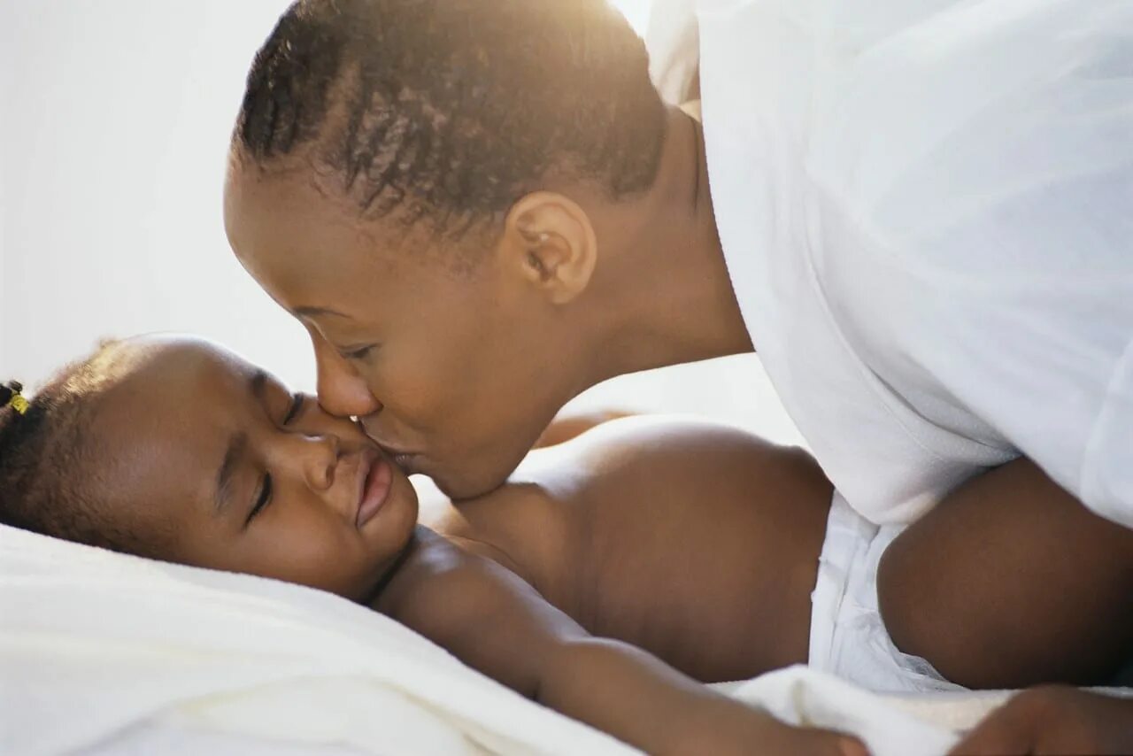 Молодых мам негры. С днем матери негр. Pedomom Африка. African American mother and Baby. Black мом and son.