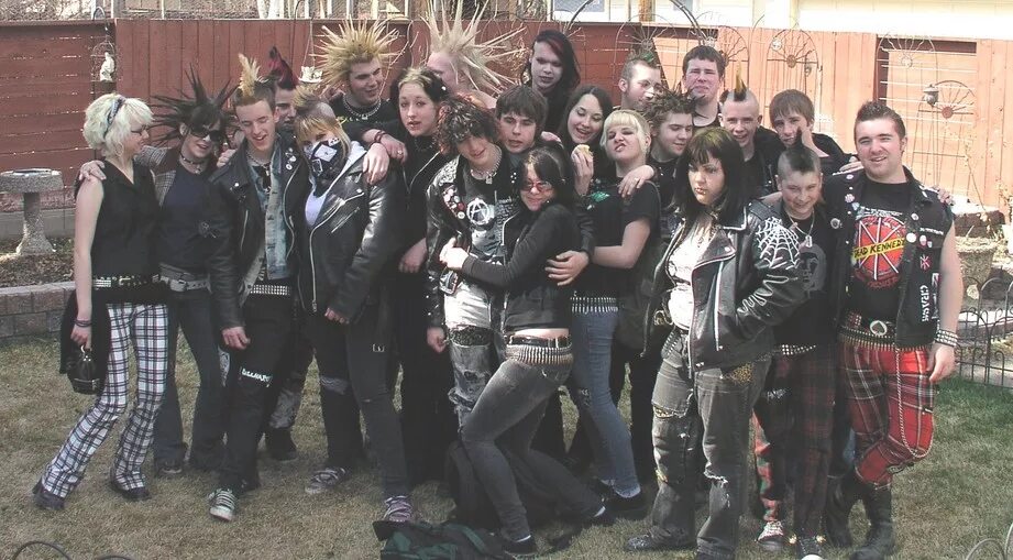 Нефора бьют. Нефора бьют. Нефора бьют. Гопники избили неформала. Агрессивные субкультуры.