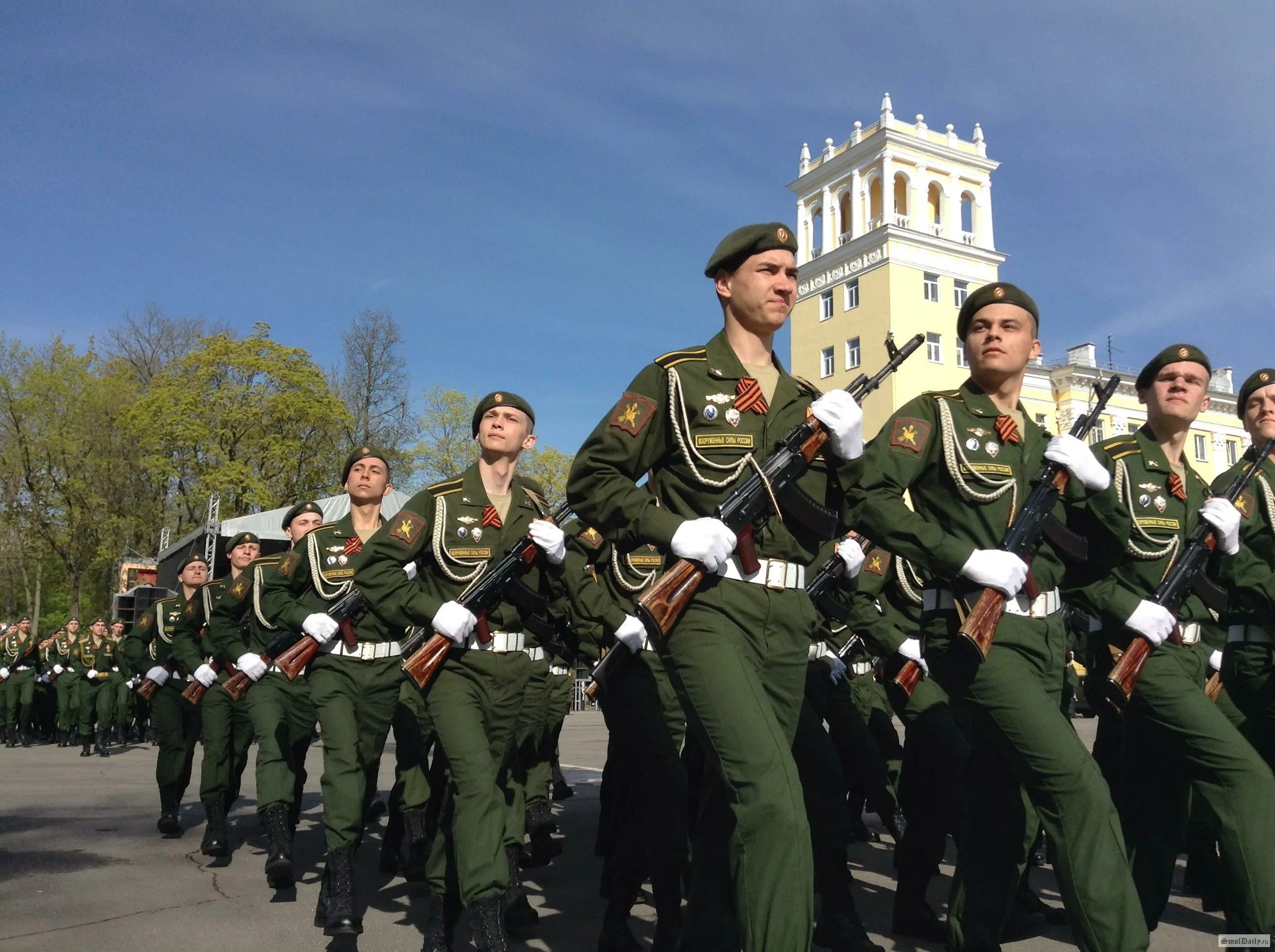 Звуки парада Победы. Звуки парада. Парад ЖДВ. Военные праздники России известные с выходными. Парад программа