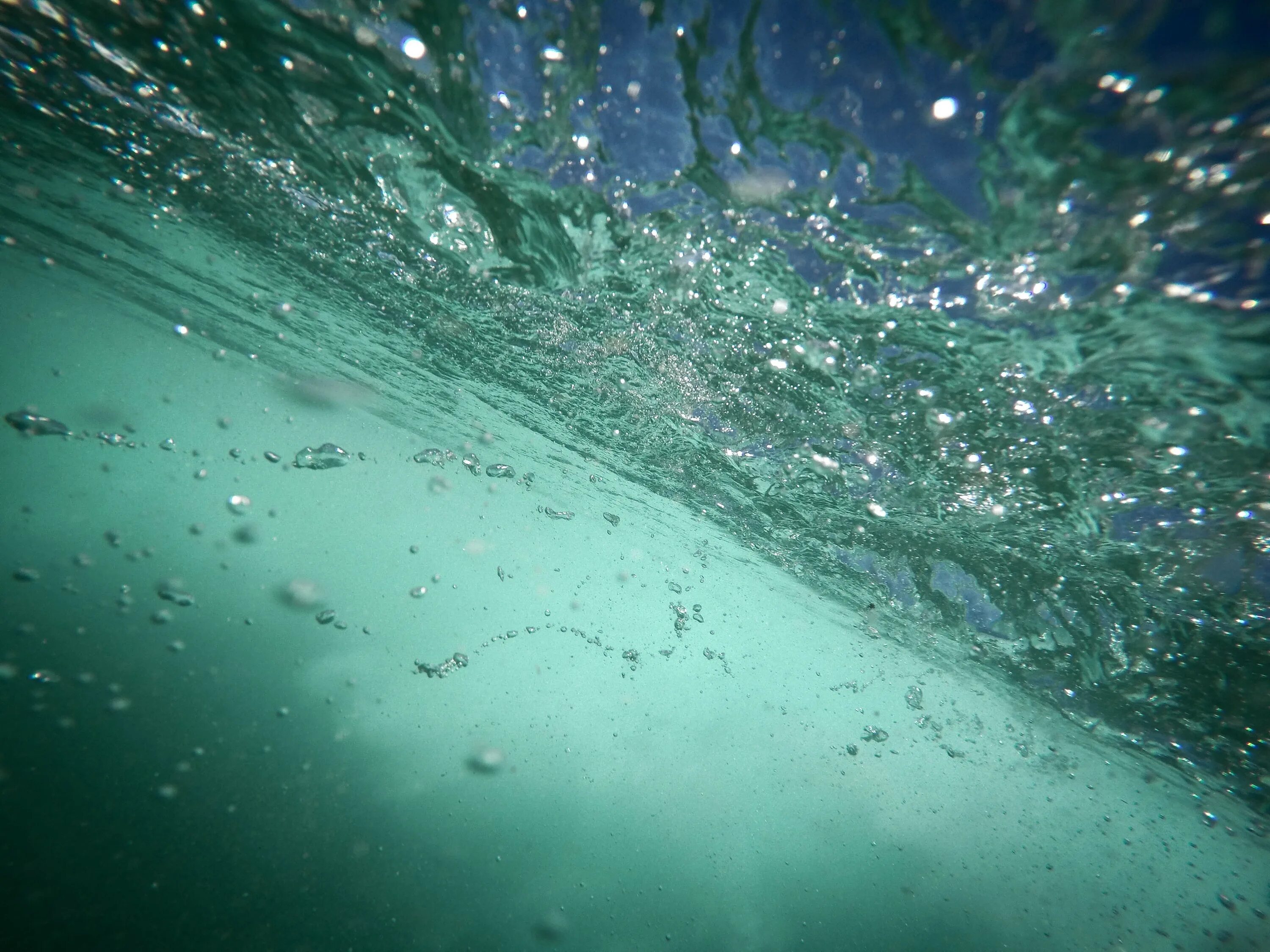 Туман везде поднимается вода пузырьками садится. Пузыри под водой. Воздух под водой. Пузырьки воздуха под водой. Текстура воды с пузырьками.