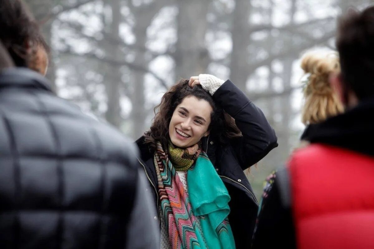 ожидания солнца 22. дилан и мелис в ожидании солнца. «в ожидании солнца» / güneşi beklerken. барыш из сериала в ожидании солнца. фото из фильма в ожидании солнца.