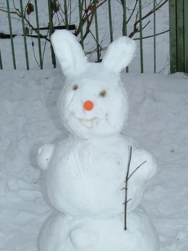Фигура зайца из снега. Заяц из снега. Снежный заяц. Заяц из снега. Заяц из снега.