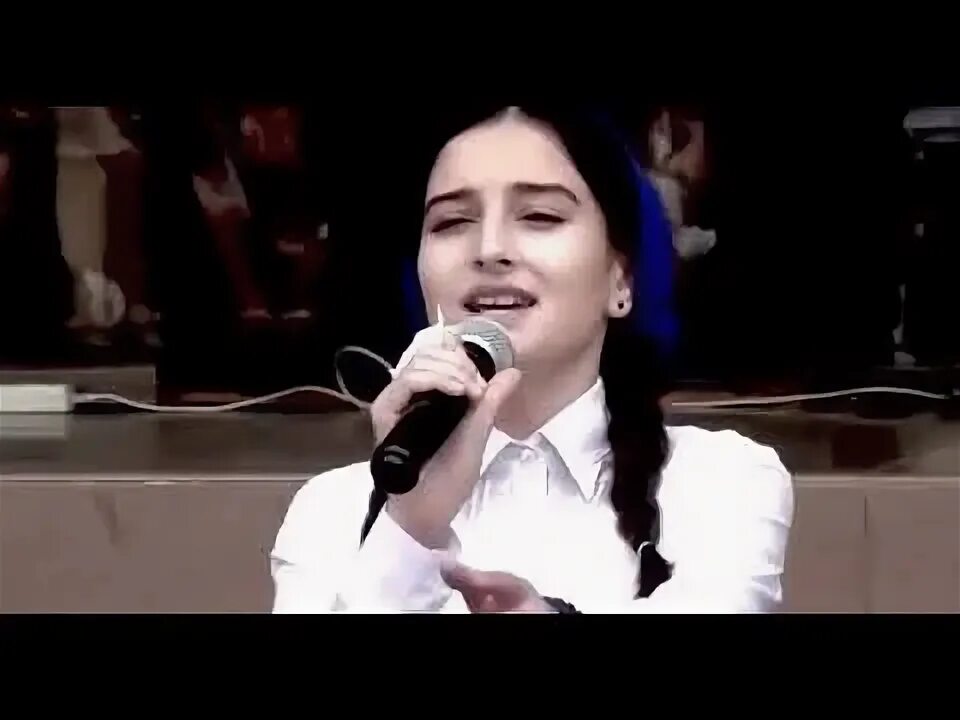 Поет до слез маме. Чеченка ребенок поёт песню. Чеченец поет о любви. Мальчик пел про россии. Плакала детская версия.