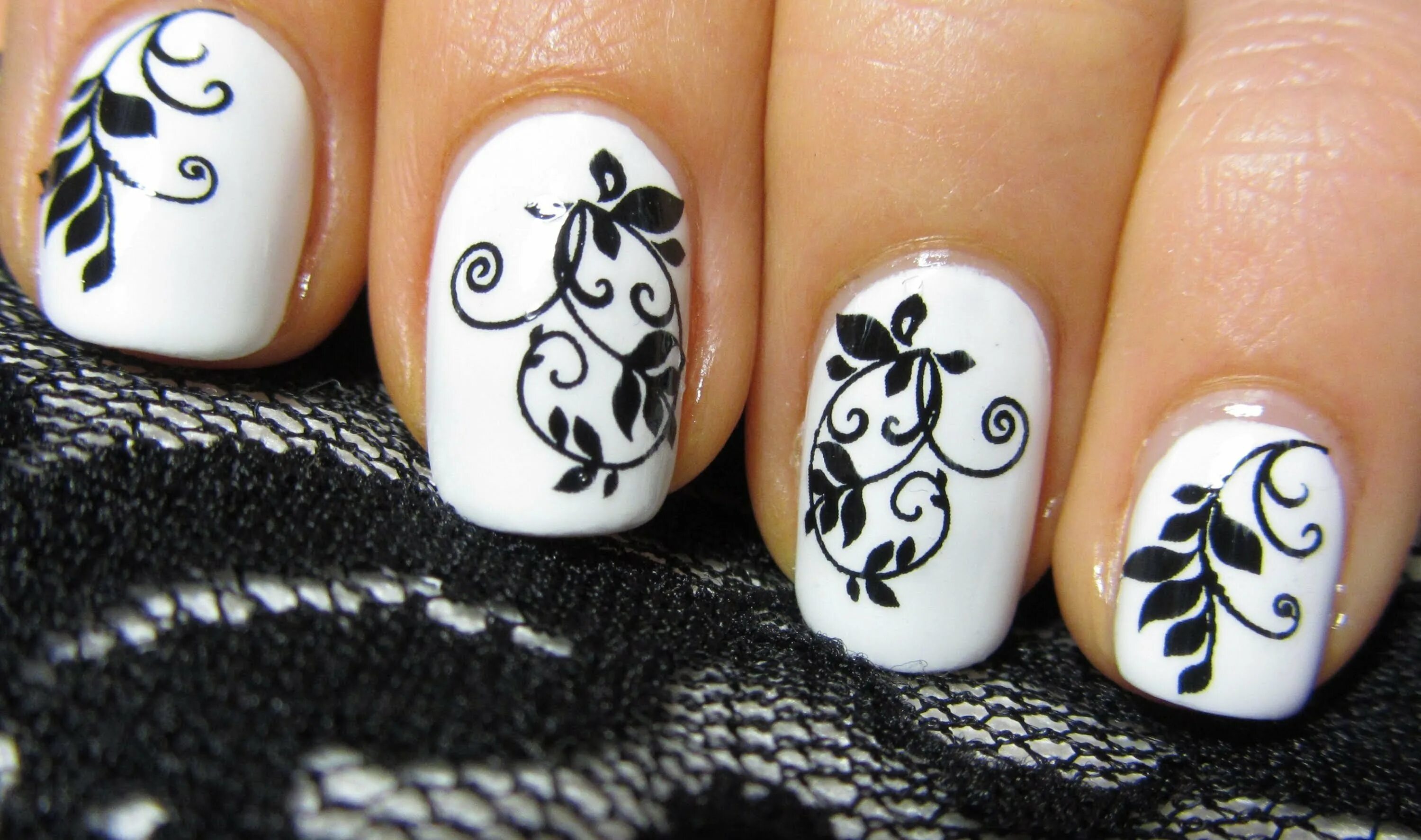Дизайн белых ногтей с рисунком. Маникюр с рисунком. Орнамент на ногтях. Узоры на ноге. Маникюр рисунки на ногтях.