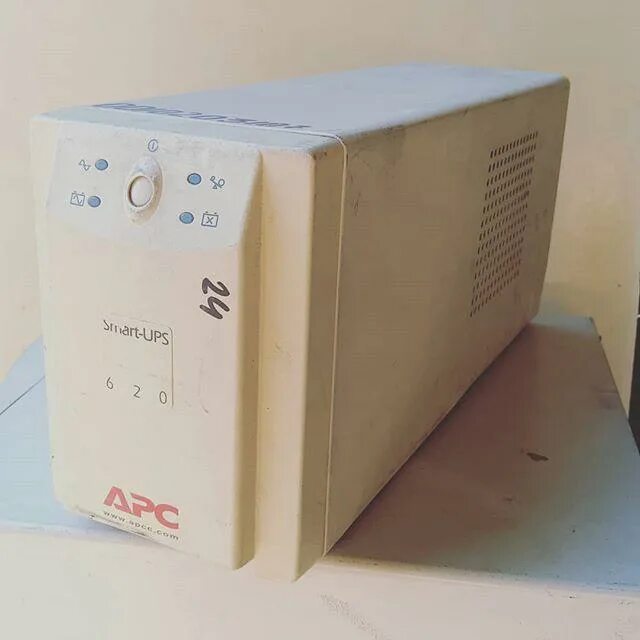 Apc smart 420. Apc smart ups 620. apc smart-ups 620va sc620i. smart ups 620 аккумулятор. smart-ups sc 620 схема.