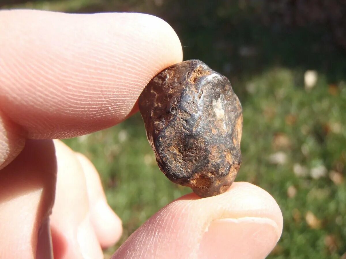 Как выглядят настоящие метеориты File:Nantan Meteorite National Museum of Nature and  Wikipedia