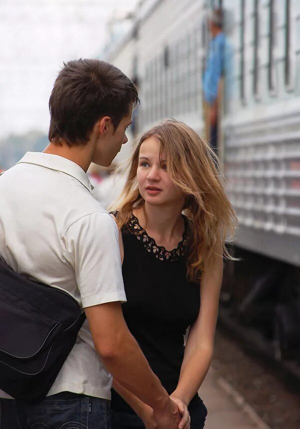 Мужчина встречает девушку. Встреча парня и девушки. Расставание. Парень и девушка на вокзале. Вокзал любовь.