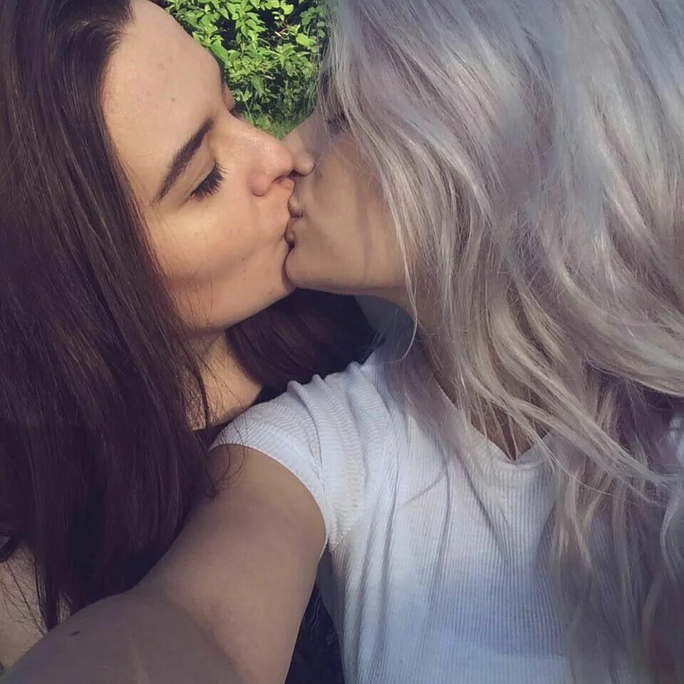 Lesbian подруга. Девушка целует девушку. Две девушки любовь. Поцелуй подруг.