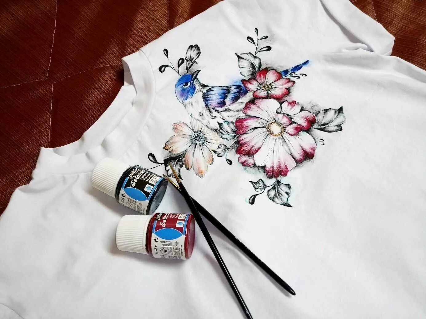 Акриловые рисунки на одежде. Роспись одежды. Роспись одежды. Роспись по ткани акриловыми красками. Роспись футболок акриловыми красками.