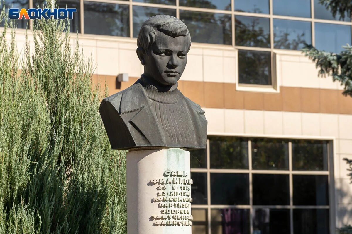 Памятник саше Филиппову в Волгограде. Памятник Саши Филиппова Волгоград. Подвиг Саши Филиппова. Саша Филиппов герой Сталинграда.