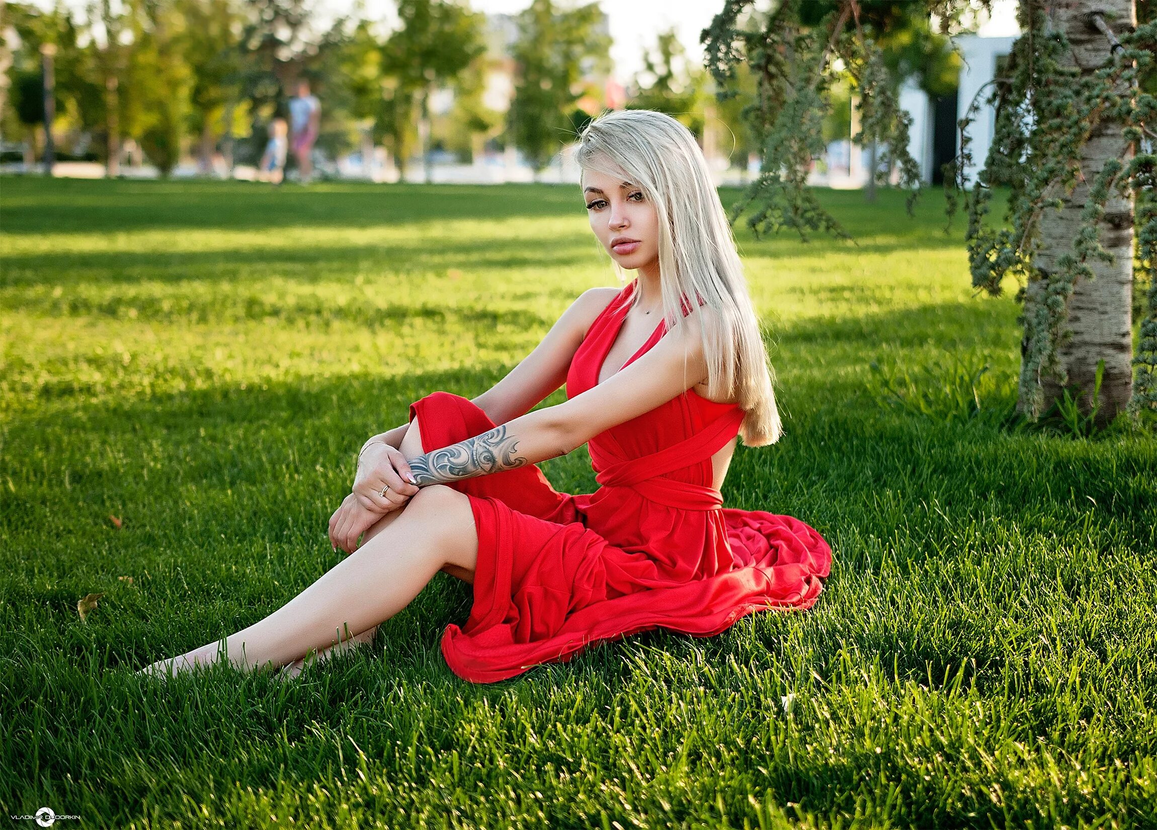 Женщина надолго. Блондинка в Красном платье. Девушка в платье сидит. Девушка сидит на траве. Сидячая девушка в платье.