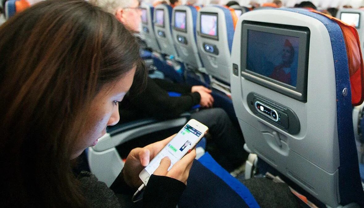 В самолетах можно зарядить телефон. Мобильник в самолете. Зарядка для телефона в самолете. Мобильник в аэропорту. USB зарядка в самолете.