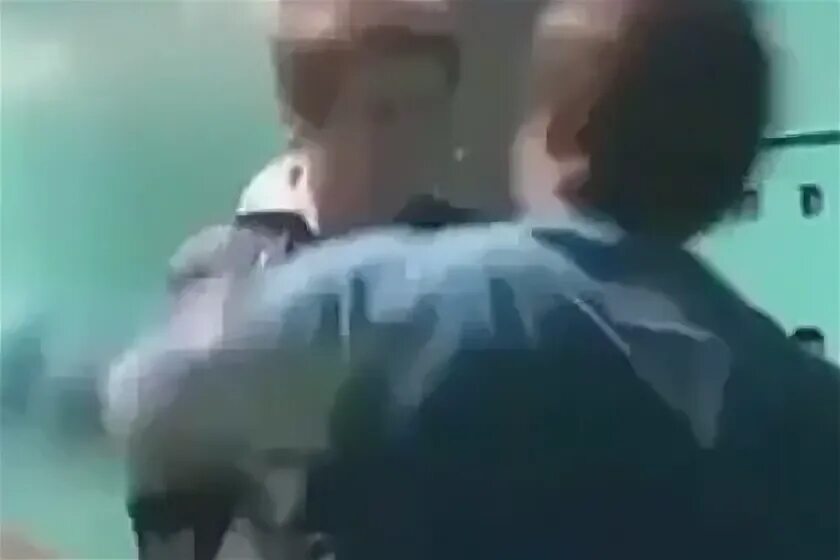 Мальчик ударил девочку в школе. Школьницы избили школьника. школьники избивают девочку. подростки избили девушку.