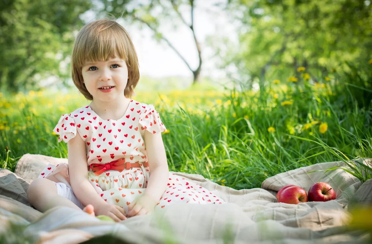 ребенок фотографирует. натура дети. фотосессия малыша на травке. картинки для детей. стрижка для маленькой девочки с кудряшками.