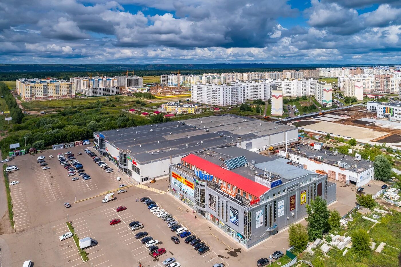 Торговые дома нижнекамск. Нижнекамск центр города. Город Нижнекамск Республика Татарстан. Нижнекамск вид города. Нижнекамск площадь города.