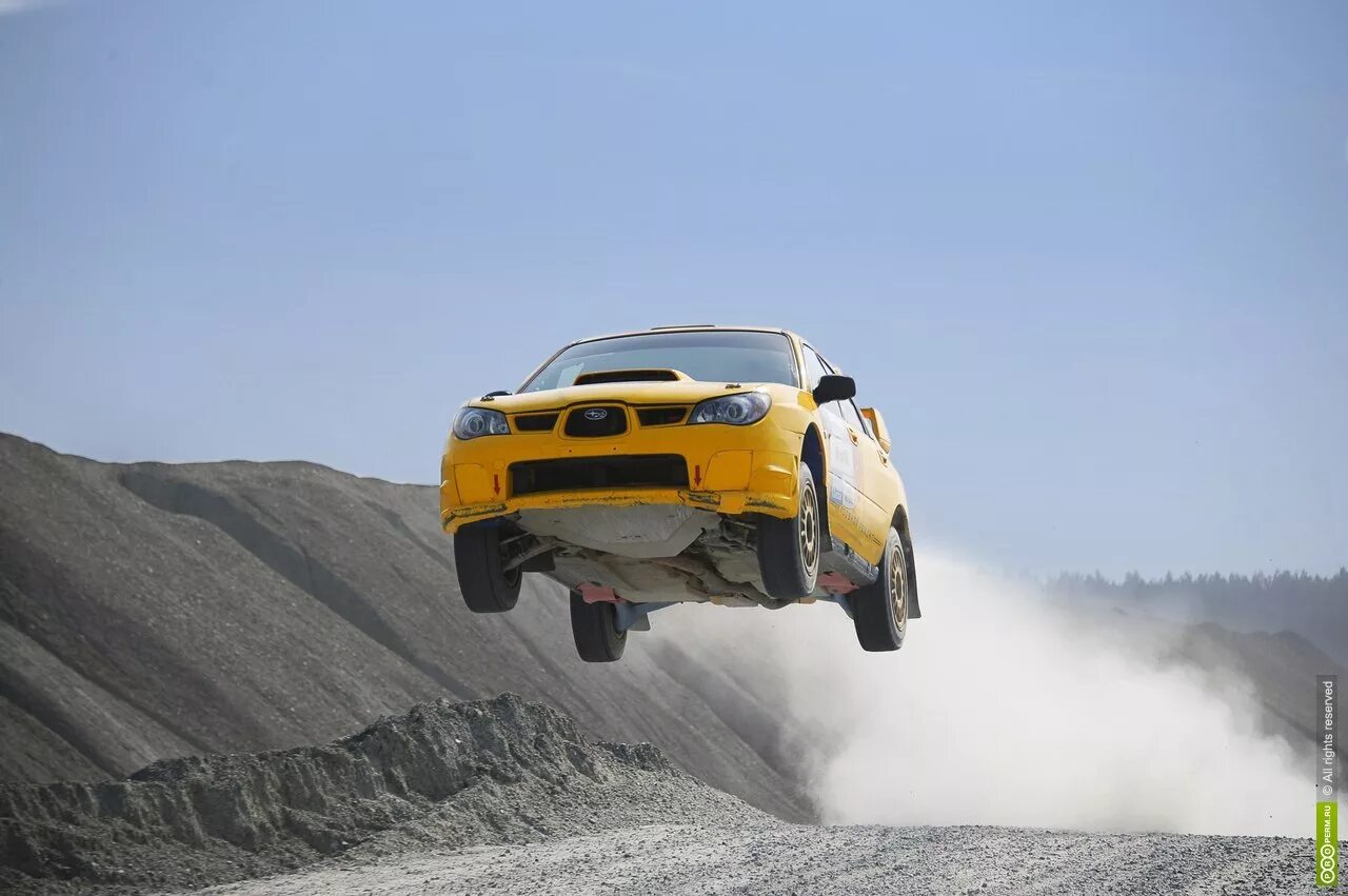 Chevrolet camaro rally raid. порше панамера едет. машина едет на воздухе. Mercedes amg sls desert gold. Tata airpod.