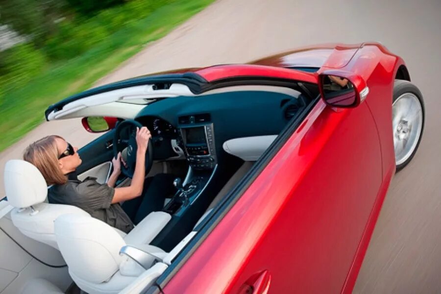 ездить на красной машине. девушка в красном кабриолете. женщина в кабриолете. копы в глубоком запасе тойота приус. человек в машине.