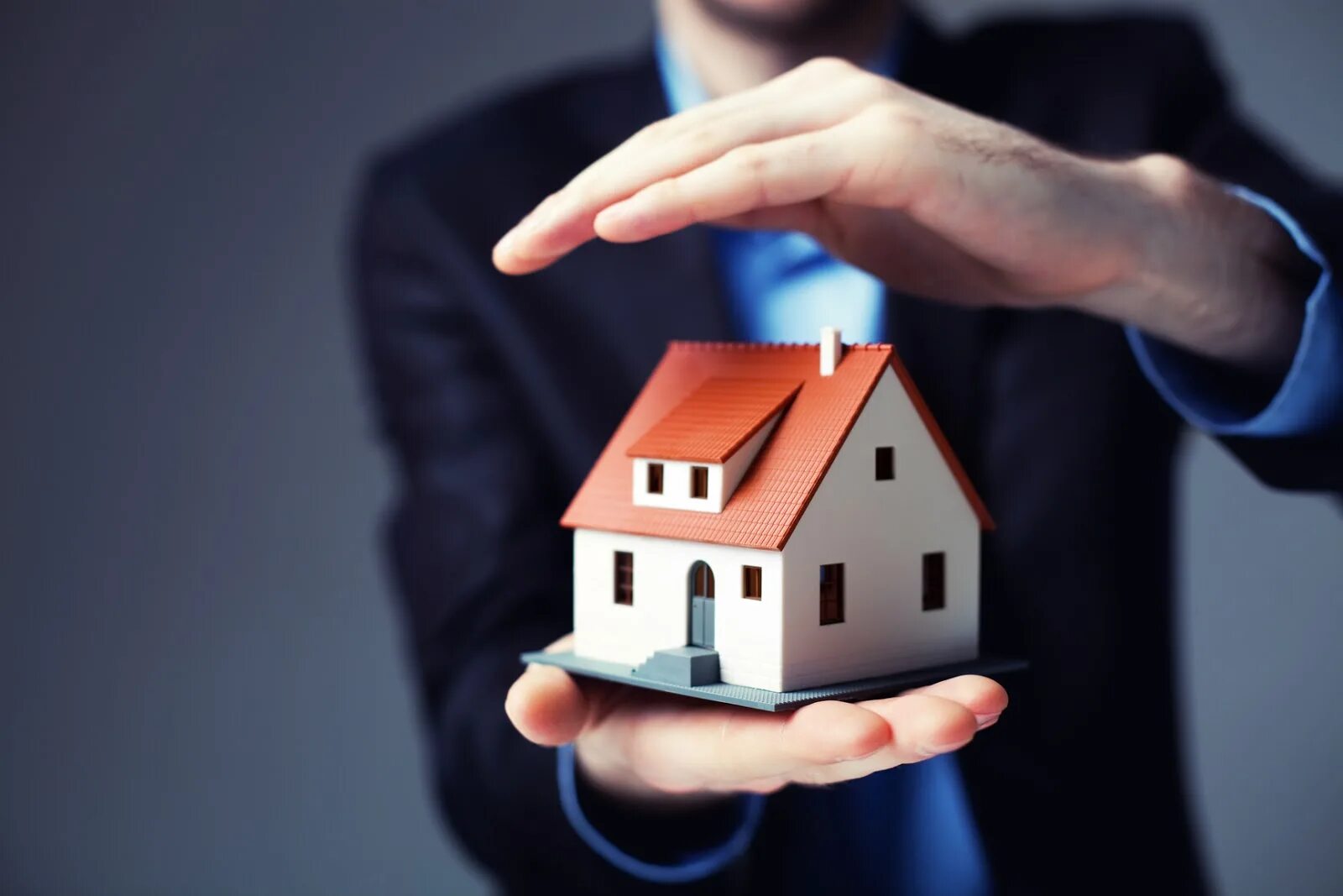 Защиты прав на недвижимое имущество. Страхование недвижимости. Руки домиком. Дом в руках. Страхование домов.