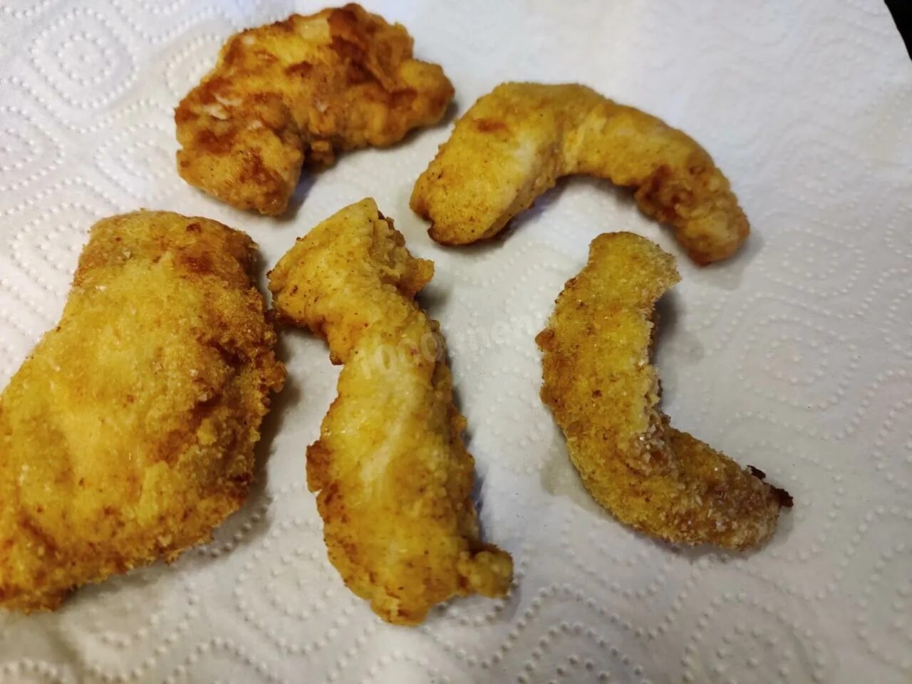 Как сделать куриные стрипсы. Стрипсы кфс. стрипсы куриные кфс. стрипсы с kfc рецепт. стрипсы в панировочных сухарях.