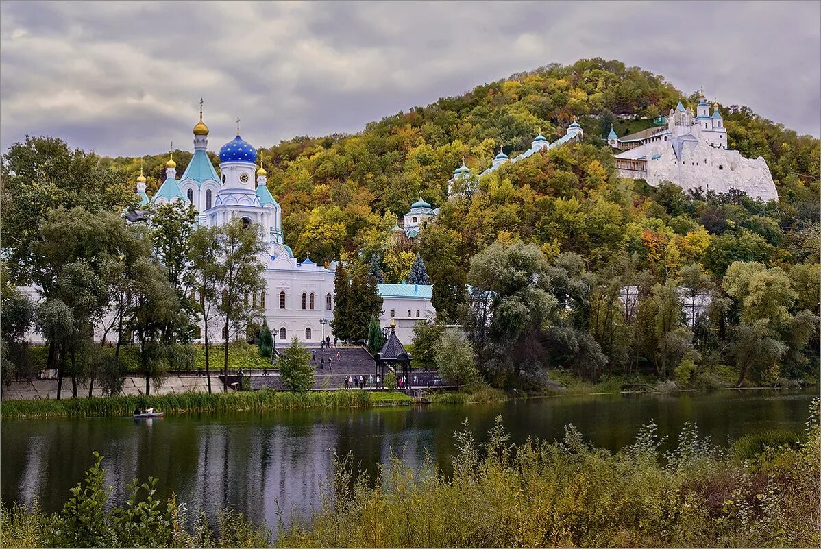 Самый крупный православный монастырь. Свято-Успенская Святогорская Лавра. Свято Успенский монастырь Святогорск. Свято Успенская Лавра Святогорск. Святогорский монастырь Славяногорск.