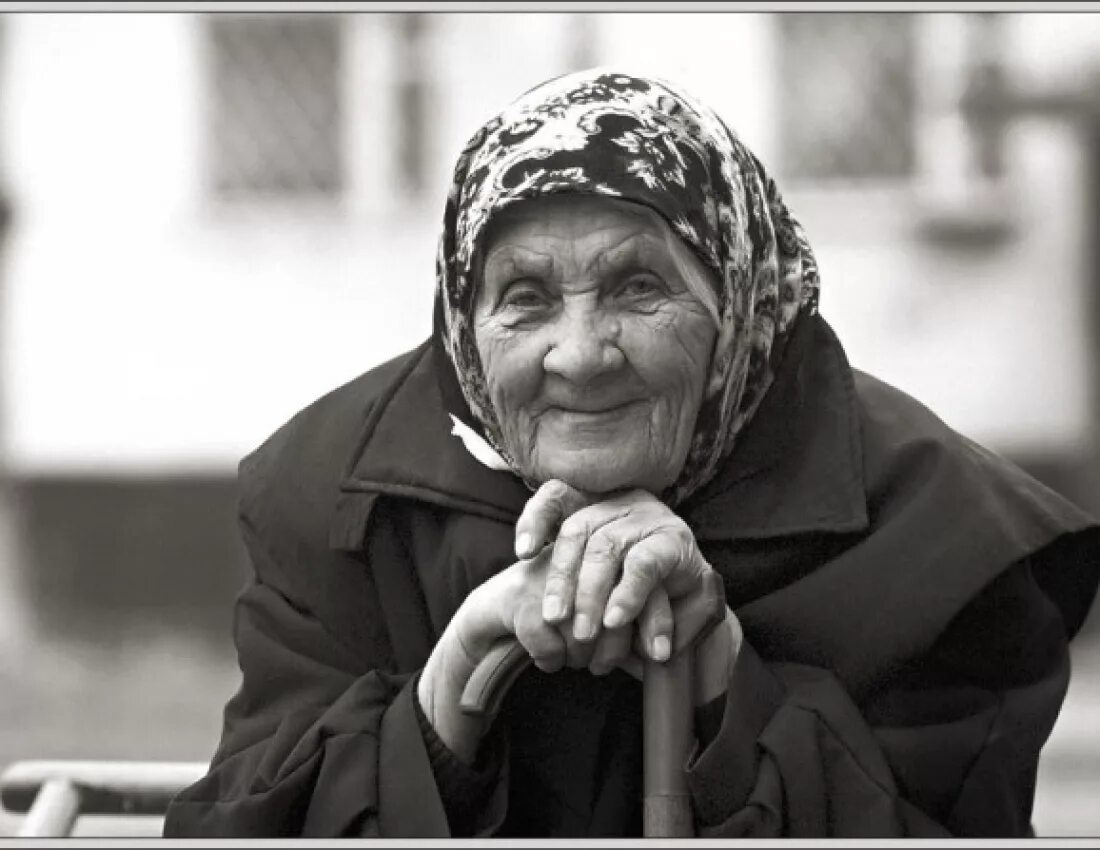 О какой битве за душу говорит бабушка. Старая мама. Старенькая бабушка. Бабушка в белом платке. Пожилая женщина в платке.