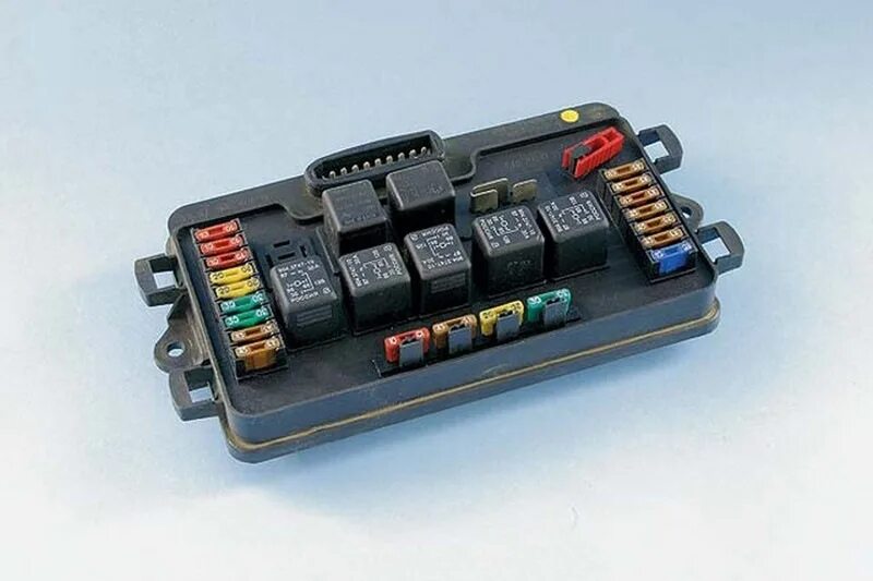 Предохранители автомобиля ваз. Монтажный блок 2114. Монтажный блок ВАЗ 2114. Монтажный блок предохранителей ВАЗ 2114. Монтажный блок ВАЗ 2109.