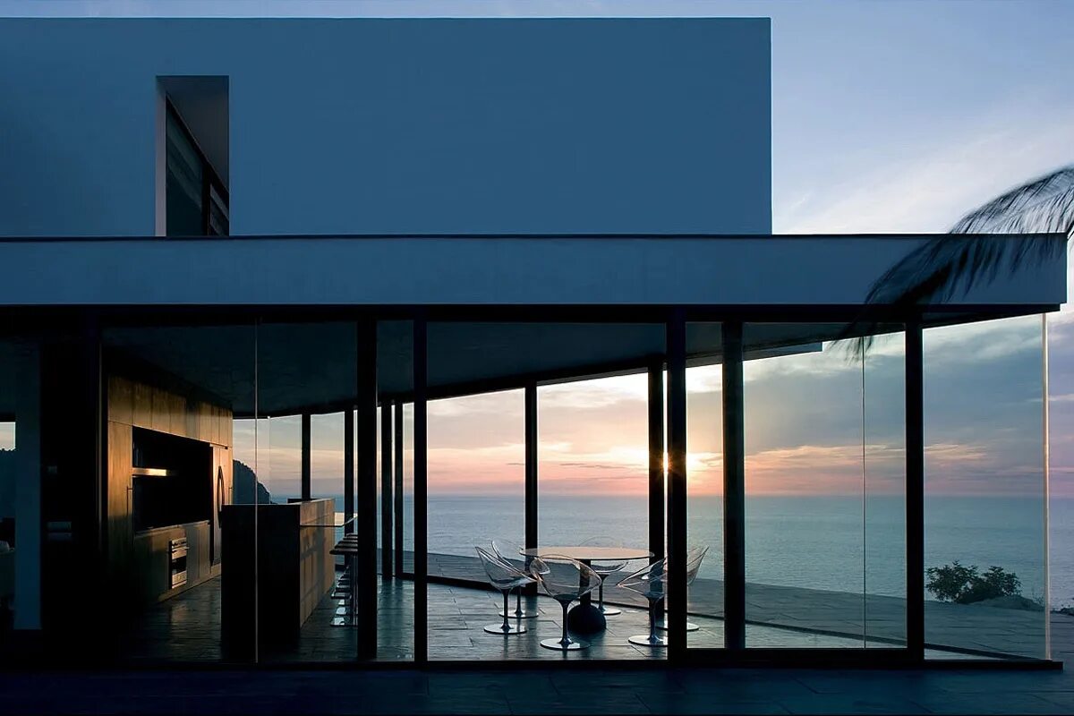 Если живешь в стеклянном доме. Современный дом с видом на море. Дом у моря с панорамными окнами. Стеклянный дом у моря. Дом на берегу моря с панорамными окнами.