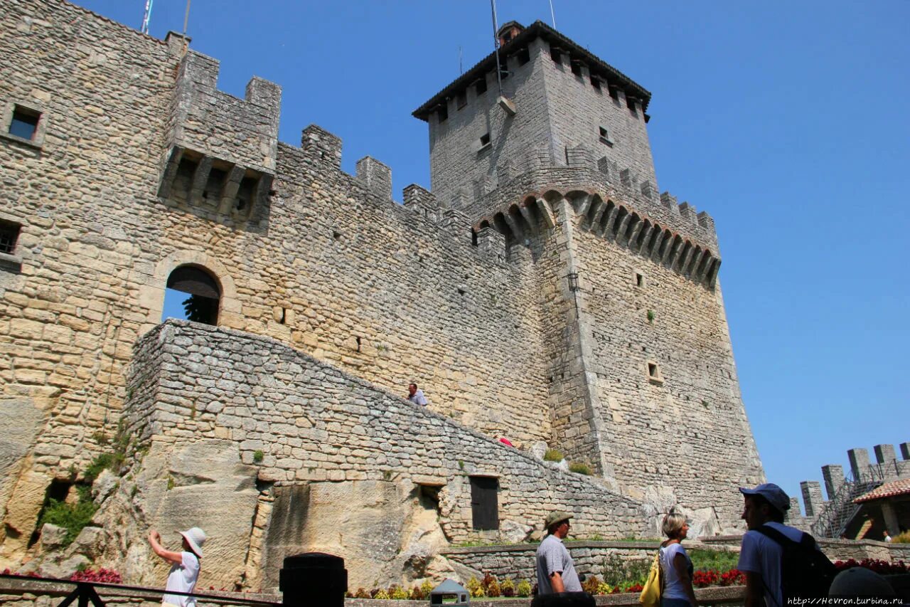 Сан Марино крепость. Замок Сант Эльмо Неаполь. Сан Марино Княжеский замок. Вокзал Сан Марино. Погода марино