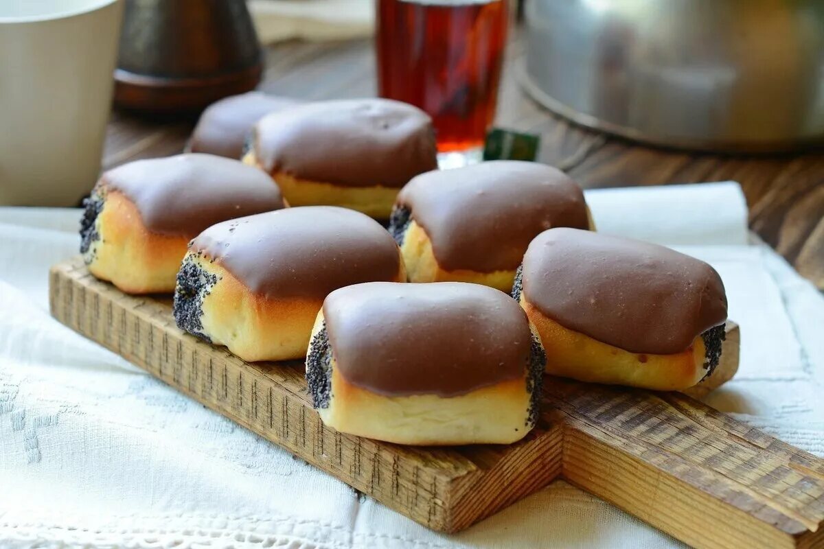 Мак на булочке сахар поверх. Булочка с маком 8 марта. Мак на булочке сахар поверх. Мак на булочке сахар поверх. Булочка с маком.