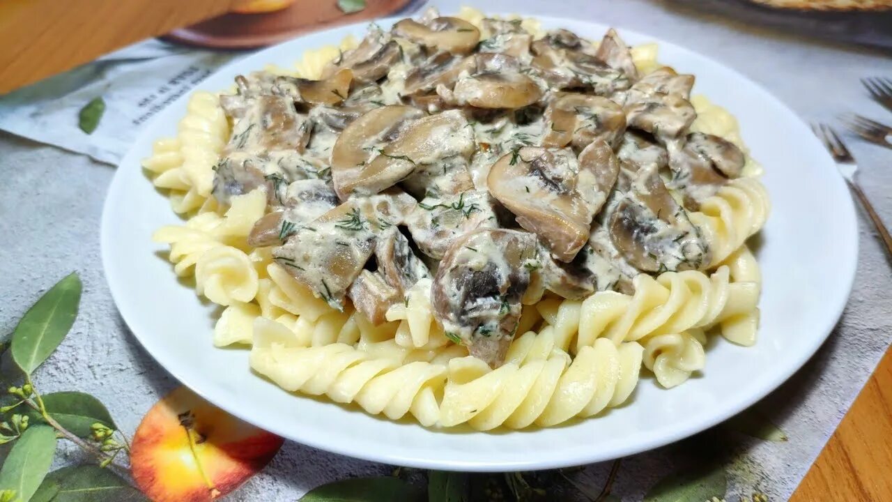 Макароны с грибами в сметанном соусе. Шампиньоны со сметаной к макаронам. Макароны с грибами и сметаной. Шампиньоны со сметаной к макаронам. Спагетти с грибами в сливочном соусе.