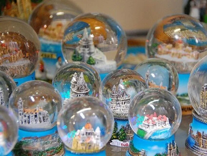 Молитвенный барабан на батарейках. Снежный шар церквушка. Город в шаре сувенир. Сувенир стеклянный шар. Фигурка кота из дерева плоская.