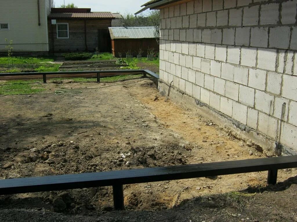 Ленточный фундамент под гараж. Фундамент для гаража. Фундамент под гараж. Фундамент для гаража. Фундамент под гараж.